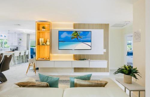 South Lake Villa | Coastal Paradise 7 min to Beach with 4 Bedrooms Mini Golf and Heated Pool