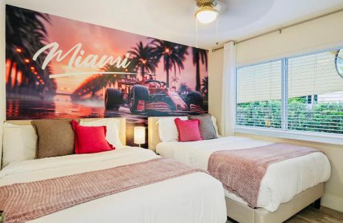 South Lake Villa | Coastal Paradise 7 min to Beach with 4 Bedrooms Mini Golf and Heated Pool