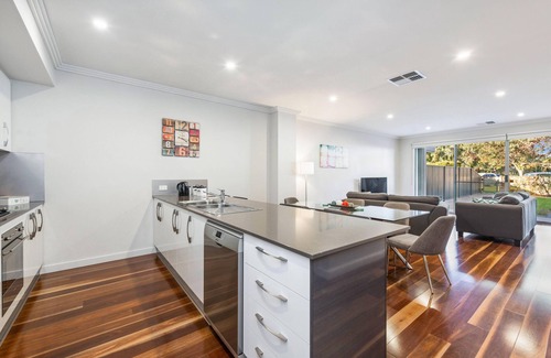 Glenelg North House | Coastal Parkside ~ Glenelg North - ADJACENT GLENELG - Fancy a tranquil retreat in an outstanding location?