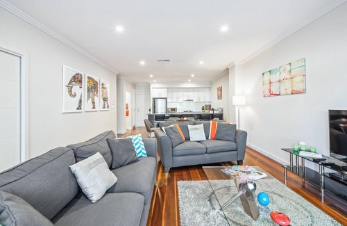 Glenelg North House | Coastal Parkside ~ Glenelg North - ADJACENT GLENELG - Fancy a tranquil retreat in an outstanding location?