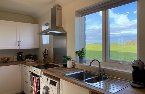 Berwick-upon-Tweed Cottage | Coastal retreat with stunning sea views - 5 mins to the beach!