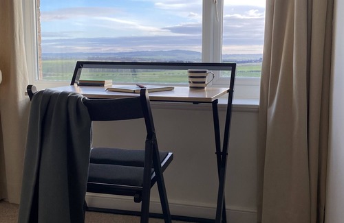 Berwick-upon-Tweed Cottage | Coastal retreat with stunning sea views - 5 mins to the beach!