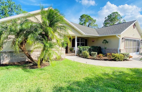 Sebastian Highlands House | Coastal Retreat: 4Br Home for families heated pool /8 min to Beaches , River