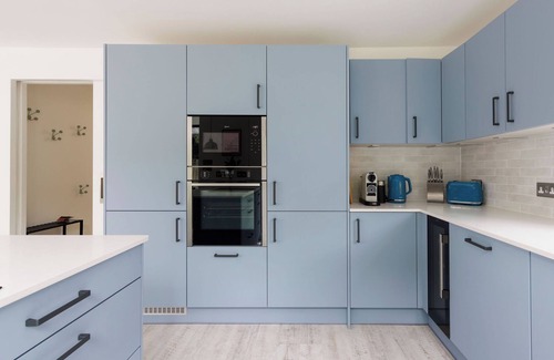 West Wittering House | Coastal Retreat for 10 with Hot Tub