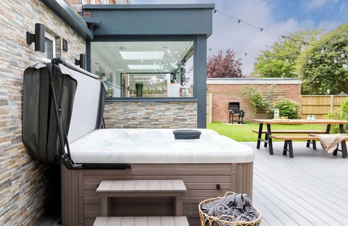 West Wittering House | Coastal Retreat for 10 with Hot Tub