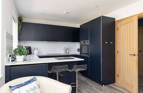 East Wittering House | Coastal Retreat with Hot Tub, Walk to Beach
