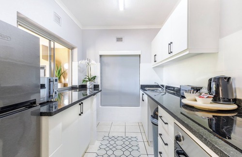 Shaka's Rock Apartment | Coastal Retreat: 2-Bed Chalet with Balcony and BBQ