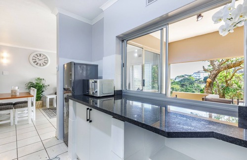 Shaka's Rock Apartment | Coastal Retreat: 2-Bed Chalet with Balcony and BBQ