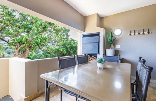 Shaka's Rock Apartment | Coastal Retreat: 2-Bed Chalet with Balcony and BBQ