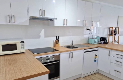 Scarborough Apartment | Coastal Scarborough Beach Chic Pool View 2BR