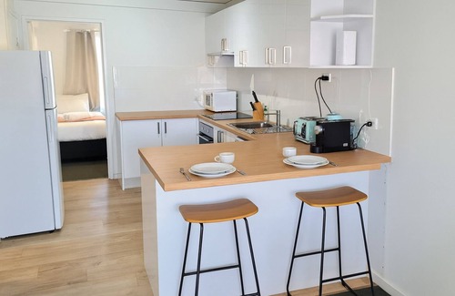 Scarborough Apartment | Coastal Scarborough Beach Chic Pool View 2BR