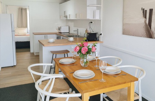 Scarborough Apartment | Coastal Scarborough Beach Chic Pool View 2BR