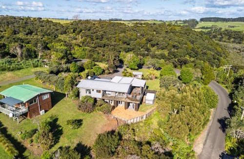 Te Tii House | Coastal Serenity - Tapuaetahi Beach Escape