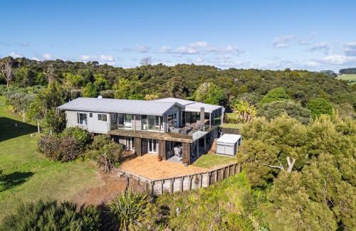 Te Tii House | Coastal Serenity - Tapuaetahi Beach Escape