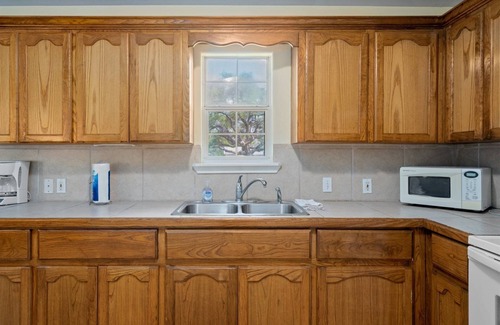 Aransas Pass House | Coastal Soul | Pet Friendly + Fenced in Yard!