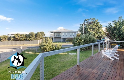 Middleton House | Coastal Style Pavilion House, Sea Views, Big Decks 1 street from Beach -Duneyn