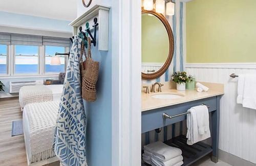 Silver Beach Hotel | Coastal-Style Retreat! 3 Spacious Units Near Woods Hole Aquarium! Parking, Pool!