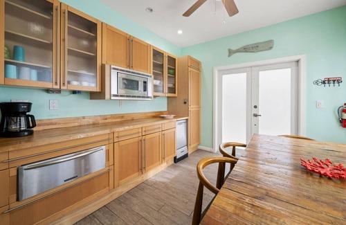 Hollywood South Central Beach Apartment | Coastal Suite 2/2 Hollywood Beach Oasis!