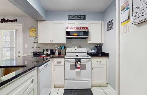 Navarre Beach Condo | Coastal Townhouse with WiFi, Central AC, and Shared Pool