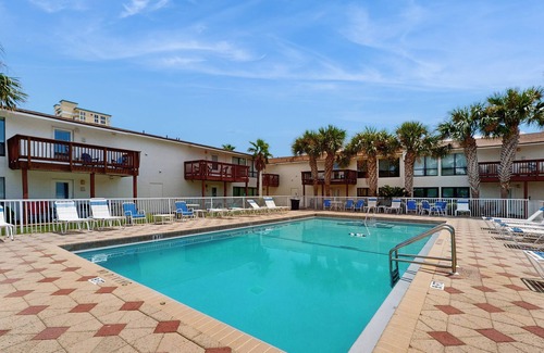 Navarre Beach Condo | Coastal Townhouse with WiFi, Central AC, and Shared Pool