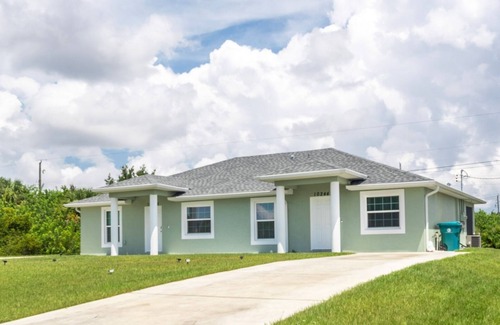 Englewood East House | COASTAL! Tropical Oasis Home 2 Near Golf & Beaches