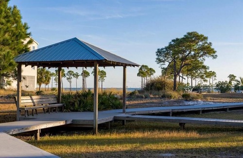 Dauphin Island House | Coastal Vibe for 12 : Ocean V: Bikes: Pet Friendly: Amenities: Comfort & Style