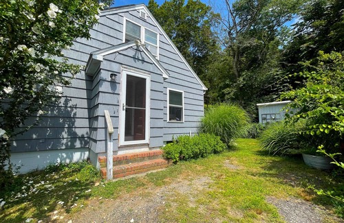 Stonington House | Coastal Vibes 3BR in Mystic w/Private Backyard, Outdoor Shower & Firepit