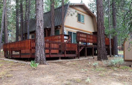 Pioneer Trail House | CoatneyCabin South Lake Tahoe Vacation Cabin - Private deck and broadband Wi-Fi!