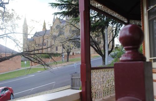 Bendigo House | Cobb&CoHouse-Goldfields ExecutiveStay Ideal for Families &Work Crews