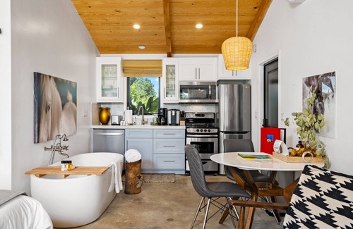 Paso Robles House | Cocavin Carriage House-Exquisite Ambiance and Comfort in Vineyard Setting