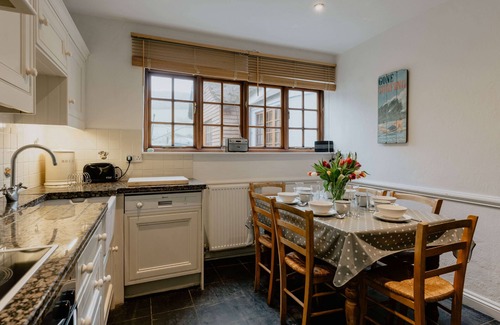 Croyde Cottage | Cock Rock Cottage - a house that sleeps 6 guests in 3 bedrooms