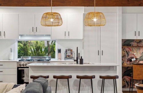 Wongawallan House | Cockatoo Cottage - Creek Swims, Mount Tamborine & Theme Park Fun!