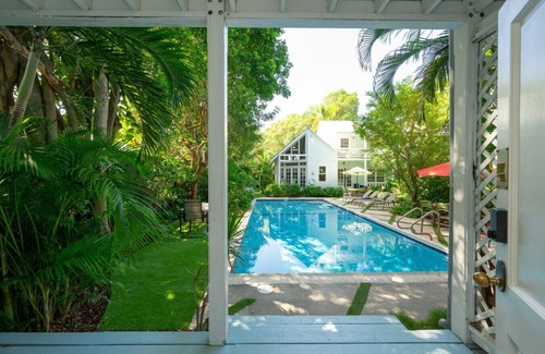 White Street Gallery District House | Coco's Poolside Retreat