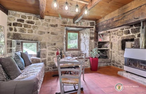 Labastide-sur-Besorgues House | Cocon Pour 2 Avec Jacuzzi, Sauna en Ardèche Verte