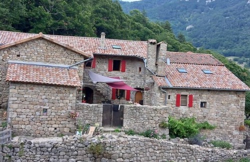 Labastide-sur-Besorgues House | Cocon Pour 2 Avec Jacuzzi, Sauna en Ardèche Verte