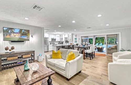 Saint Armands Key House | Coconut Cottage | Home on Lido Key w/Private Heated Pool/Spa, Walk to Lido Beach & St. Armands!