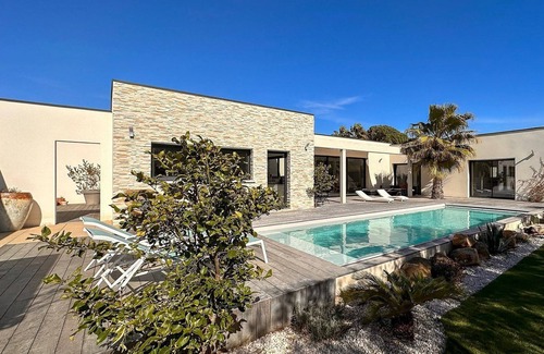 Le Grau-dʼAgde Villa | Cocoon architect-designed villa, 200m walk to beach+pool, table tennis, table soccer