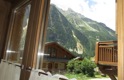 Pralognan-la-Vanoise Apartment | Cocooning at the foot of the slopes! Adorable little apartment of 2015 in the center