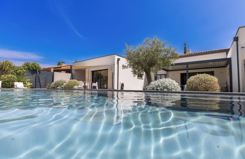Molleges House | Cocooning village house in triplex villa