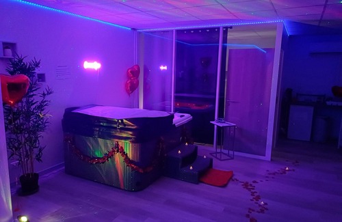 Fontaine-Bayonne-Cartoucherie Apartment | CocoonSpa Love Room Private Jacuzzi