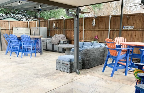 South Arlington House | "Cocos" Pool Water Slide Game Room Piano