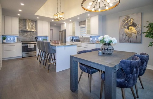Faraday Cottage | Coe Lake Haus - Newly-Built Luxury Cottage w/Unlimited Wi-Fi, AC, & Watercraft