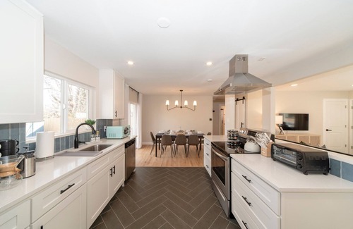 Alta Vista Area House | Coffee Lovers. King Beds. Modern Retreat! Quiet. Close to Old Town!