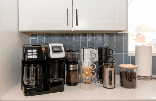 Alta Vista Area House | Coffee Lovers. King Beds. Modern Retreat! Quiet. Close to Old Town!