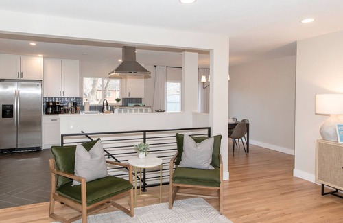 Alta Vista Area House | Coffee Lovers. King Beds. Modern Retreat! Quiet. Close to Old Town!