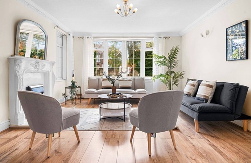 Bramcote House | Cohost Partners Charming 5BR Home with Garden & Parking