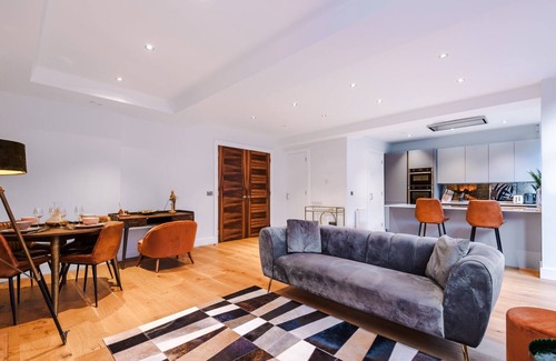 Birmingham City Centre Apartment | Cohost Partners Stylish 2BR Apt w/Private Terrace