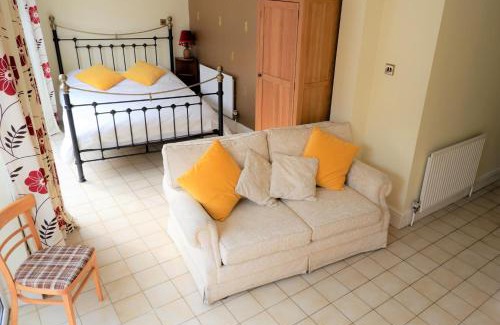 Colchester Apartment | Colchester Sunny Apartment with Pool and EV Car Point
