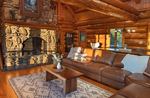 Canton House | Cold Mountain Lodge | Luxury log cabin retreat with 360º views of the Smokies