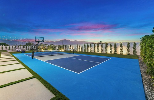 Indio House | Cold Plunge,Sauna,Waterslide,Pickleball,Volleyball,mini golf, EV